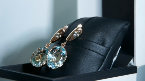 How to Choose Earrings Based on Your Face Shape